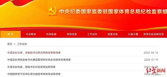 蒙蒙（刘岩 饰）的母亲（郭元 饰）不甘女儿糊口在父亲（邢玉国 饰）家暴暗影下，与其离婚后带蒙蒙在一间旧仓库中安了家，但新邻人夫妻俩也是每天争吵不竭。蒙蒙的母亲不肯身无依托，因而和旧日同窗弄起了傍晚恋，蒙蒙则因同窗佳妮（李军 饰）高考掉败轻生而变的加倍郁闷。面临邻人宋大夫（濮存昕 饰）的关爱，芳华萌动的蒙蒙对其发生暗恋之情。几年后，年夜学结业的蒙蒙相逢海外长年夜的老巴（邵兵 饰），俩人一见钟情，互定毕生。当飞赴美国与老凑趣婚时，蒙蒙偶尔发现老巴竞然是昔时本身所暗恋的宋大夫的儿子，直到这时候，她觉察本身心里实在
